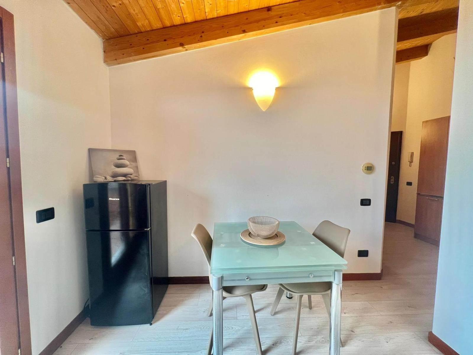 Moderno Con Design Caldo E Accogliente, Con Parcheggio Gratuito E Balcone Privato, Vicino A Fiere, Eventi E Concerti Milano