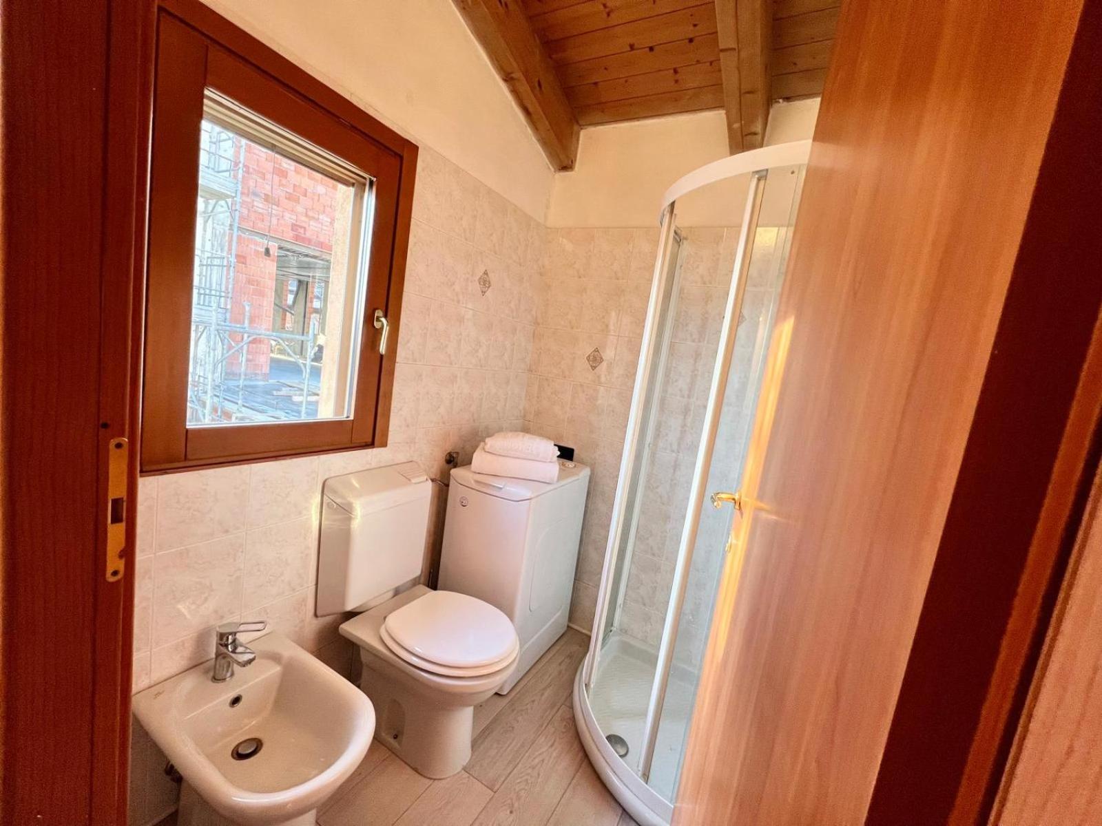 Moderno Con Design Caldo E Accogliente, Con Parcheggio Gratuito E Balcone Privato, Vicino A Fiere, Eventi E Concerti Appartamento Milano
