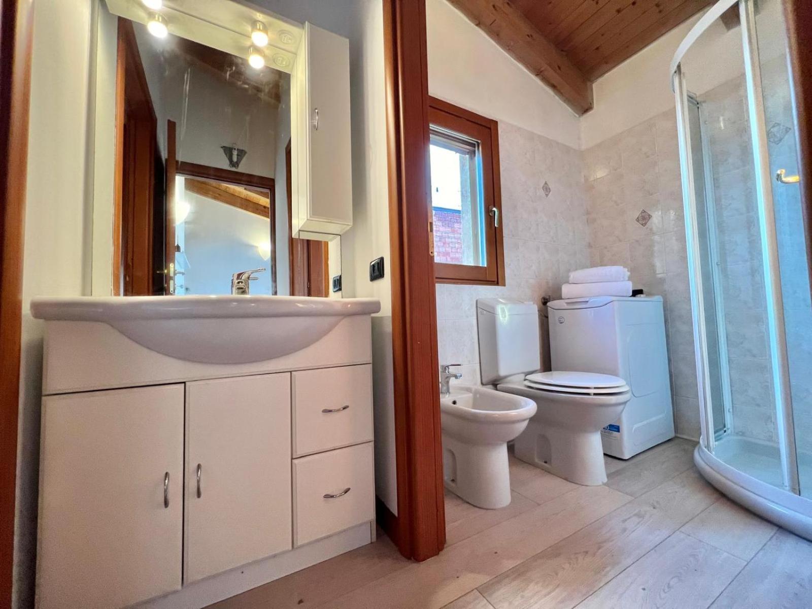 Moderno Con Design Caldo E Accogliente, Con Parcheggio Gratuito E Balcone Privato, Vicino A Fiere, Eventi E Concerti * Milano