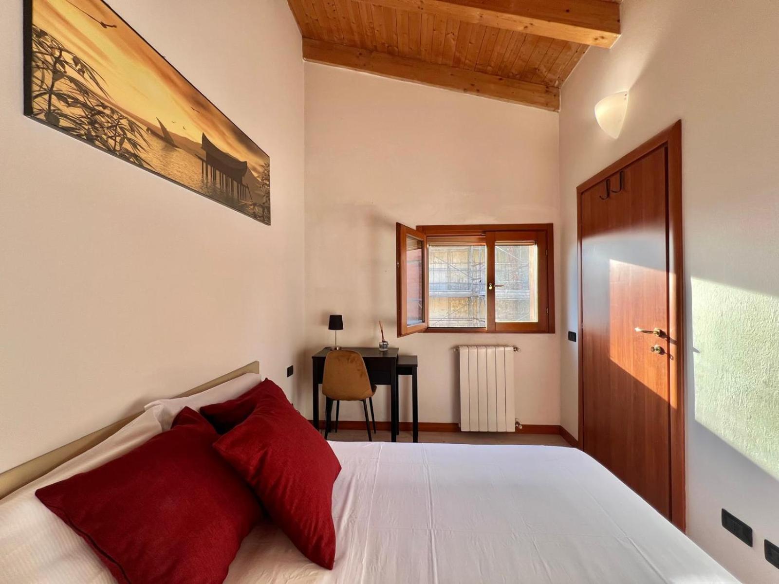 Moderno Con Design Caldo E Accogliente, Con Parcheggio Gratuito E Balcone Privato, Vicino A Fiere, Eventi E Concerti Milano
